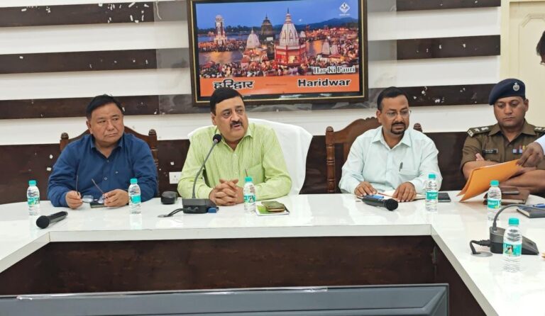 मंडल आयुक्त बैठक लेते हुए मंडल आयुक्त बैठक लेते हुए