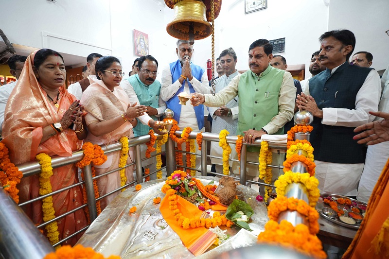 रीवा में महामृत्युंजय मंदिर में पूजा-अर्चना करते हुए मुख्यमंत्री डॉ. मोहन यादव रीवा में महामृत्युंजय मंदिर में पूजा-अर्चना करते हुए मुख्यमंत्री डॉ. मोहन यादव