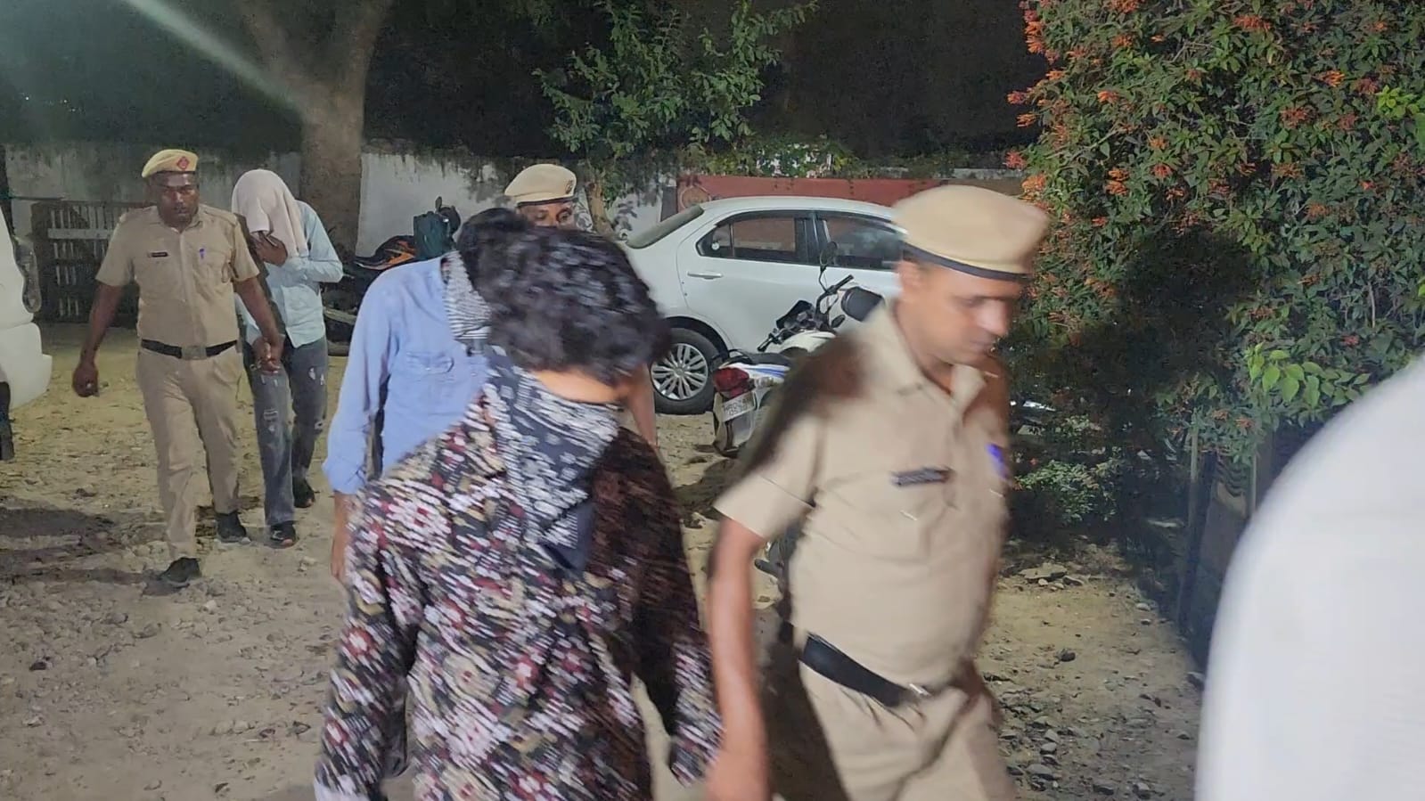 पुलिस हिरासत में लड़कियां पुलिस हिरासत में लड़कियां