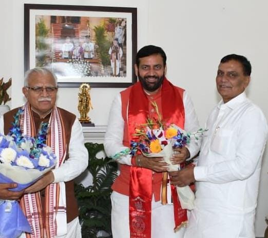 दिल्ली में मंगल रात मुख्यमंत्री सैनी और केंद्रीय शहरी विकास मंत्री मनोहर लाल का धन्यवाद करते बहादुरगढ़ के विधायक राजेश जून। दिल्ली में मंगल रात मुख्यमंत्री सैनी और केंद्रीय शहरी विकास मंत्री मनोहर लाल का धन्यवाद करते बहादुरगढ़ के विधायक राजेश जून।