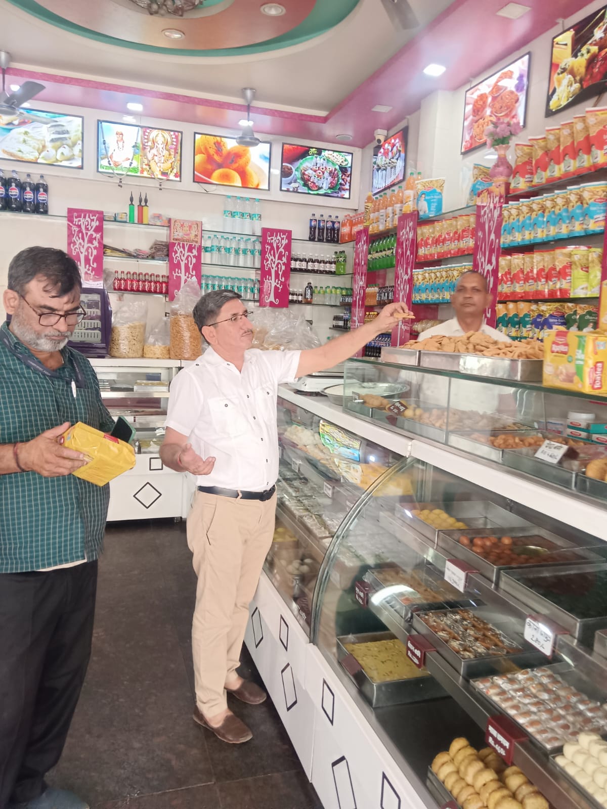 खाद्य सुरक्षा दल ने लिए विभिन्न प्रतिष्ठानों से घी व मिठाइयों के नमूने