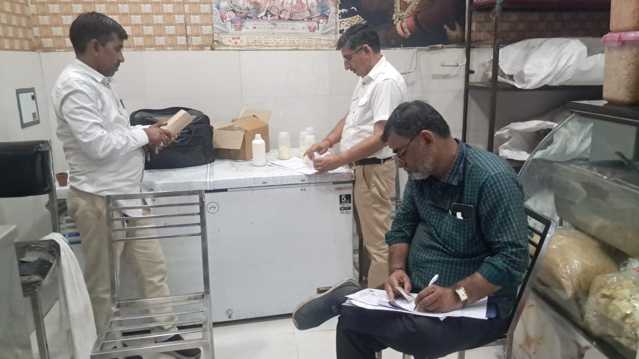 खाद्य सुरक्षा दल ने लिए विभिन्न प्रतिष्ठानों से घी व मिठाइयों के नमूने