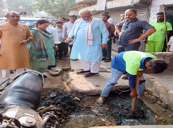 प्रभारी मंत्री श्री सुरेश कुमार खन्ना ने राजधानी की सफाई व्यवस्था का औचक निरीक्षण किया प्रभारी मंत्री श्री सुरेश कुमार खन्ना ने राजधानी की सफाई व्यवस्था का औचक निरीक्षण किया