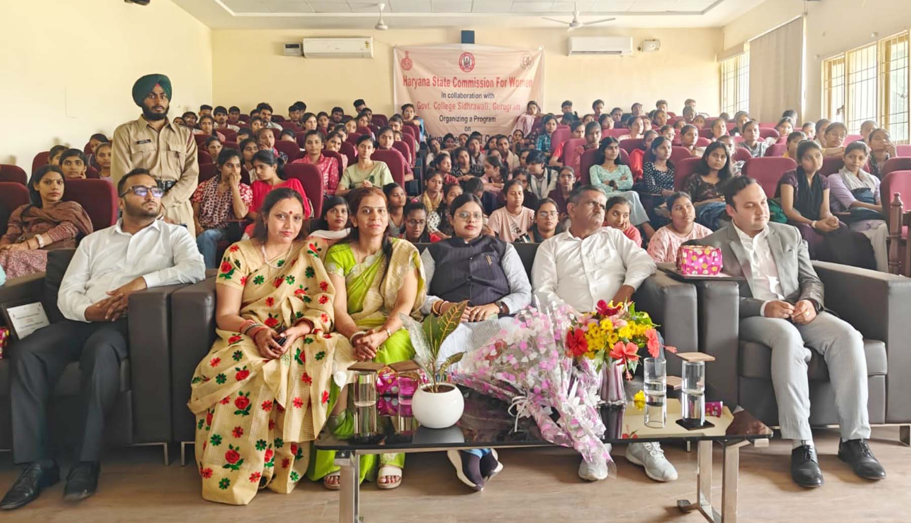 फोटो नंबर-04: गुरुग्राम में महिला उत्पीडऩ से संबंधित केसों की सुनवाई के दौरान महिलाओं के साथ हरियाणा महिला आयोग की उपाध्यक्ष सोनिया अग्रवाल। फोटो नंबर-04: गुरुग्राम में महिला उत्पीडऩ से संबंधित केसों की सुनवाई के दौरान महिलाओं के साथ हरियाणा महिला आयोग की उपाध्यक्ष सोनिया अग्रवाल।