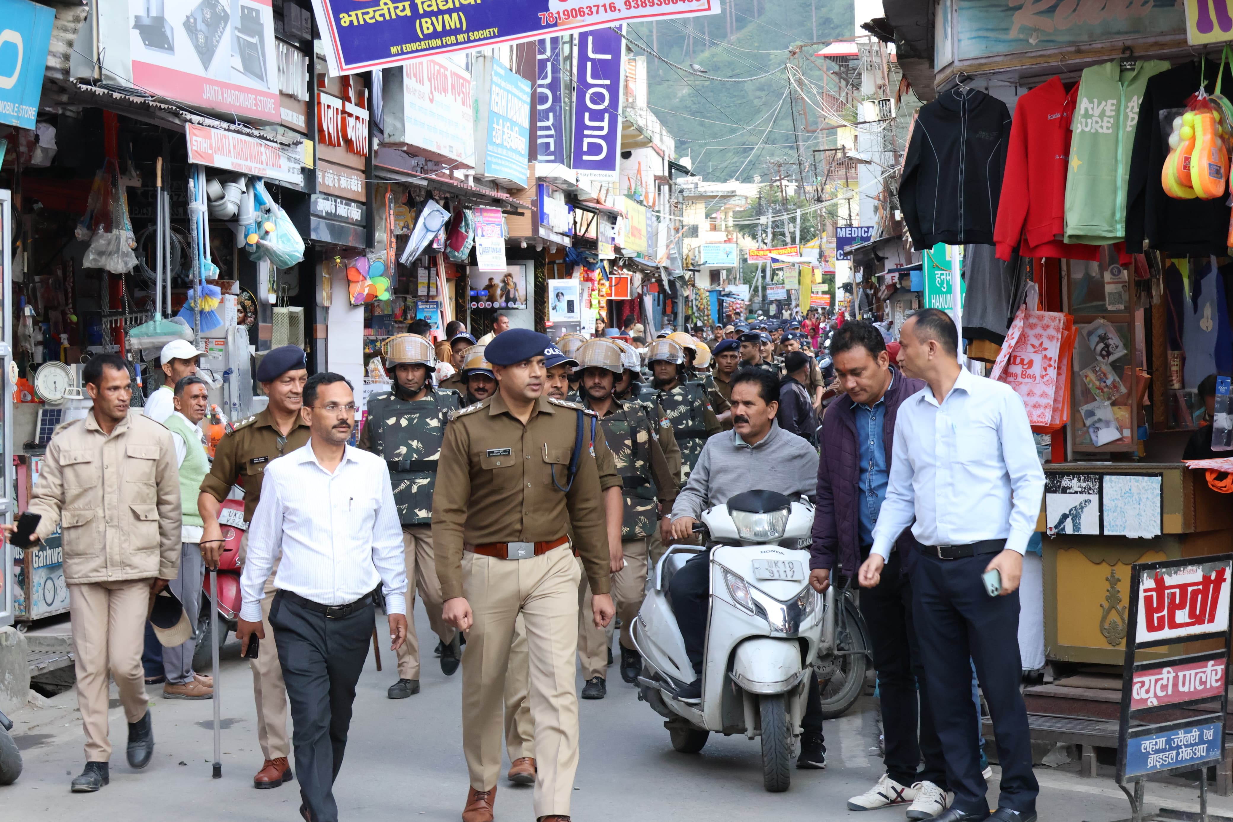 कांग्रेसियों ने डीएम और एसएसपी से मुलाकात कर धारा 144 लागू करने की मांग।। कांग्रेसियों ने डीएम और एसएसपी से मुलाकात कर धारा 144 लागू करने की मांग।।