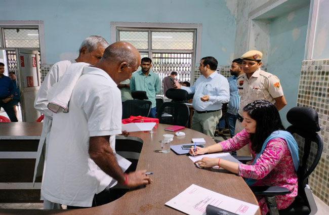रेवाड़ी में जनसमस्याएं सुनते हुए अतिरिक्त उपायुक्त अनुपमा अंजलि। रेवाड़ी में जनसमस्याएं सुनते हुए अतिरिक्त उपायुक्त अनुपमा अंजलि।