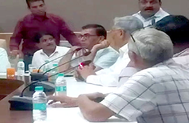 रेवाड़ी के विधायक लक्ष्मण यादव व्यापारियों व अधिकारियों के साथ बैटक करते हुए। रेवाड़ी के विधायक लक्ष्मण यादव व्यापारियों व अधिकारियों के साथ बैटक करते हुए।