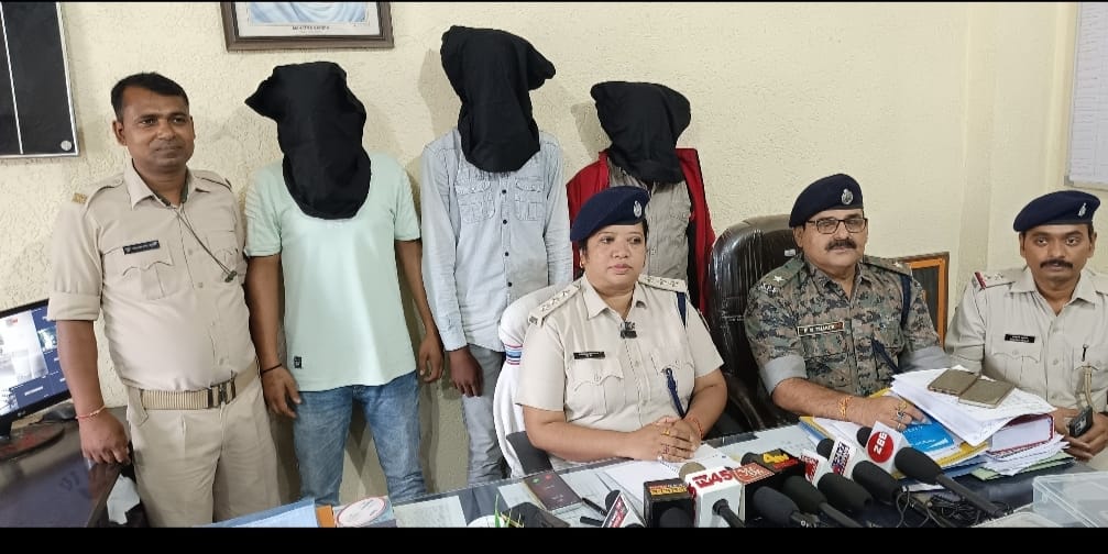 फोटो जानकारी देते एसडीपीओ एवं इंस्पेक्टर फोटो जानकारी देते एसडीपीओ एवं इंस्पेक्टर