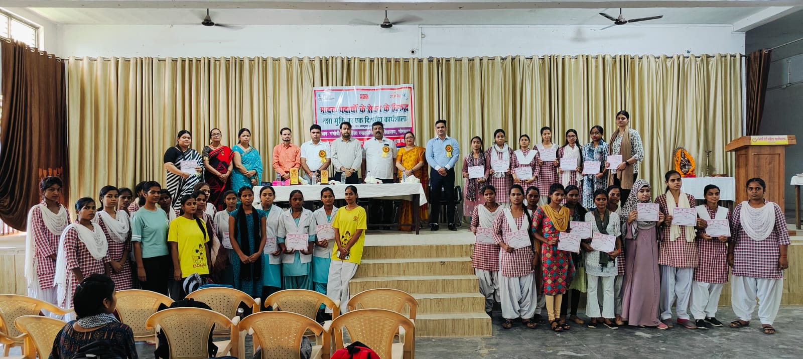 युवाओं में नशे की लत और मादक द्रव्यों के सेवन पर जागरूकता कार्यक्रम का आयोजन युवाओं में नशे की लत और मादक द्रव्यों के सेवन पर जागरूकता कार्यक्रम का आयोजन