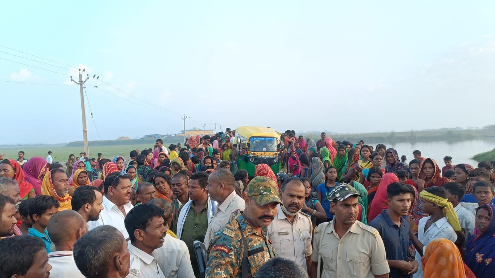 घटनास्थल पर भीड़ घटनास्थल पर भीड़