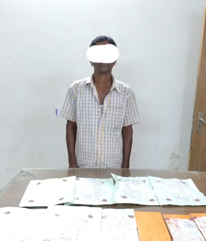 एसटीएफ के हाथों की गिरफ्तार तस्कर एसटीएफ के हाथों की गिरफ्तार तस्कर