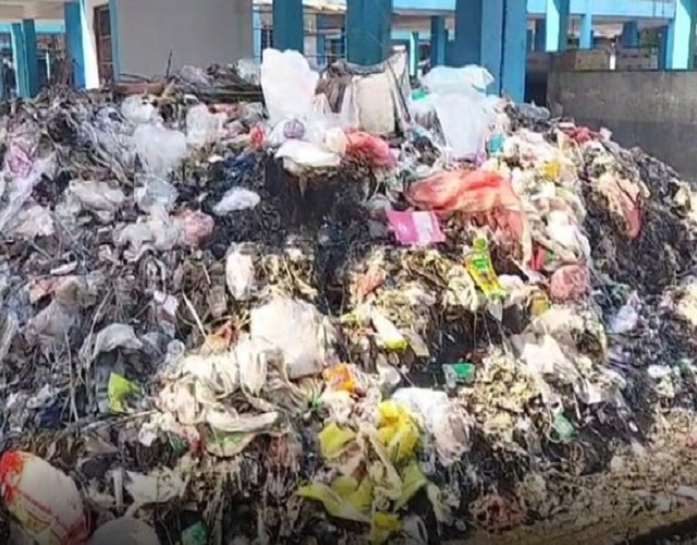 क्षेत्र में जमा कूड़े-कचरे क्षेत्र में जमा कूड़े-कचरे