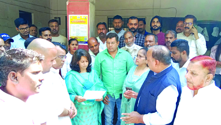 सिटी मजिस्ट्रेट को ज्ञापन देते कांग्रेसी सिटी मजिस्ट्रेट को ज्ञापन देते कांग्रेसी