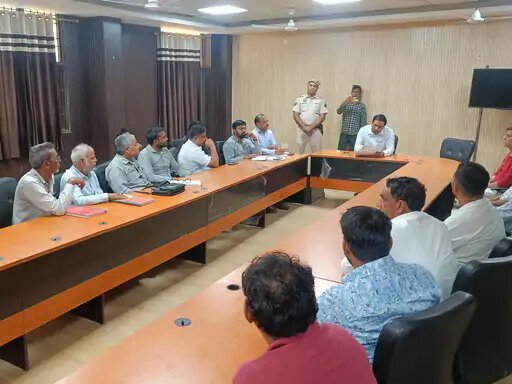 एसडीएम होडल रणवीर सिंह लोहान ने अधिकारियों के साथ आज मीटिंग की। एसडीएम होडल रणवीर सिंह लोहान ने अधिकारियों के साथ आज मीटिंग की।