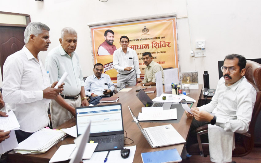 23 Snp-11     सोनीपत: नगर निगम कार्यालय में समाधान शिविर         में लोगों की सुनवाई करते अधिकारी
