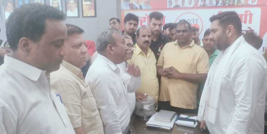 23 Snp- सोनीपत: व्यापार मंडल के प्रधान संजय सिंगला विधायक निखिल मदान को जानकारी देते हुए। 23 Snp- सोनीपत: व्यापार मंडल के प्रधान संजय सिंगला विधायक निखिल मदान को जानकारी देते हुए।