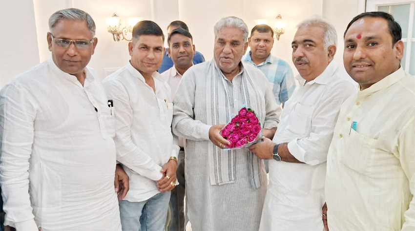 23 Snp- 10 सोनीपत: हरियाणा के विकास एवं पंचायत मंत्री कृष्ण लाल पंवार का स्वागत करते हुए ग्रामीण। 23 Snp- 10 सोनीपत: हरियाणा के विकास एवं पंचायत मंत्री कृष्ण लाल पंवार का स्वागत करते हुए ग्रामीण।