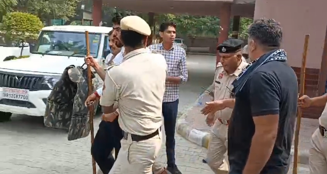 23 आरटीकेः 1 जिला विकास के बाहर से संदिग्ध युवकों को पकड़ कर ले जाती पुलिस। ---------- 23 आरटीकेः 1 जिला विकास के बाहर से संदिग्ध युवकों को पकड़ कर ले जाती पुलिस। ----------
