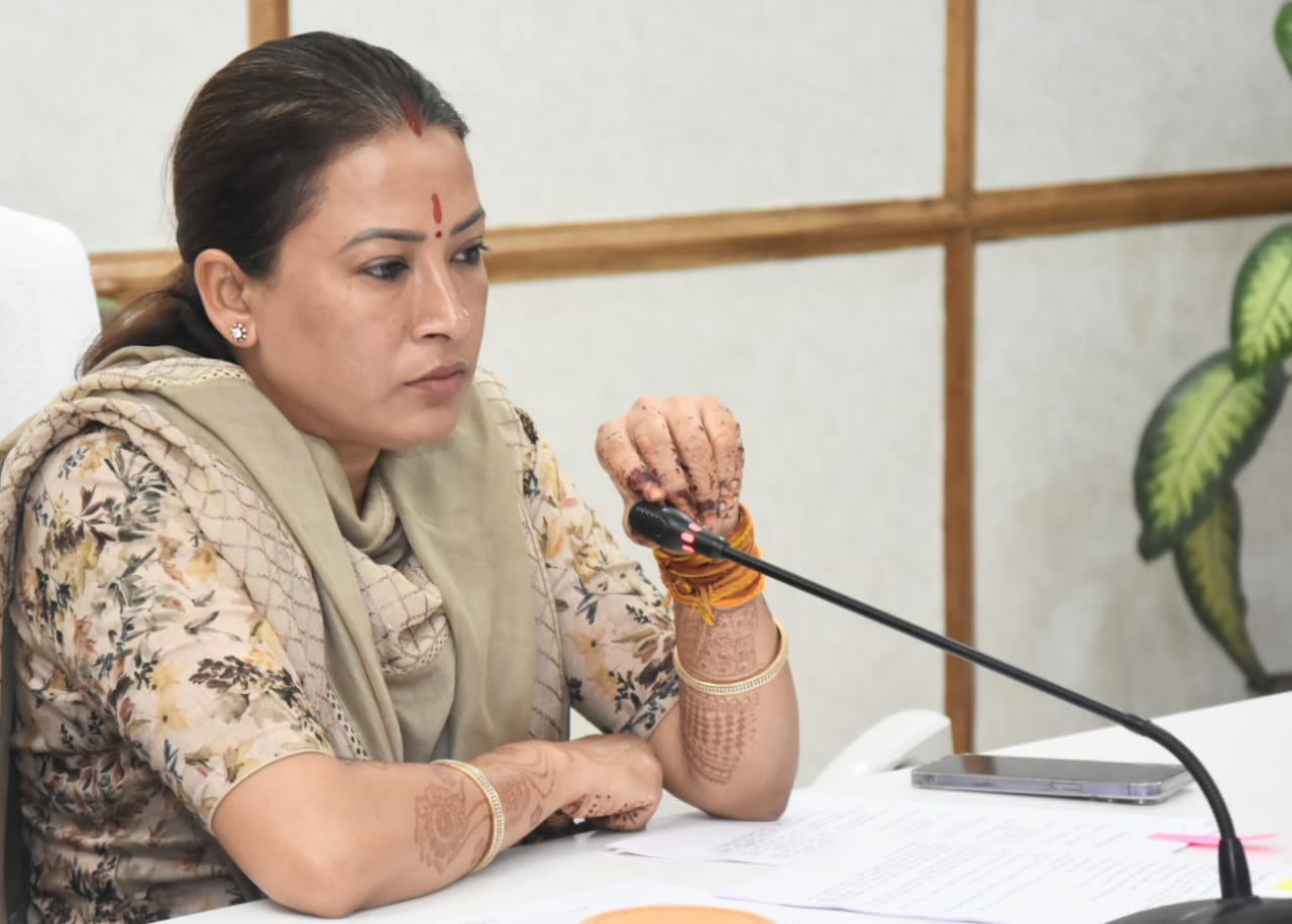 देहरादून सचिवालय में बैठक करतीं खेल एवं युवा कल्याण मंत्री रेखा आर्या। देहरादून सचिवालय में बैठक करतीं खेल एवं युवा कल्याण मंत्री रेखा आर्या।