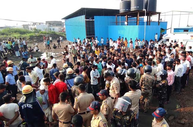 पुणे में पानी की टंकी गिरने से पांच मजदूरों की मौत पुणे में पानी की टंकी गिरने से पांच मजदूरों की मौत