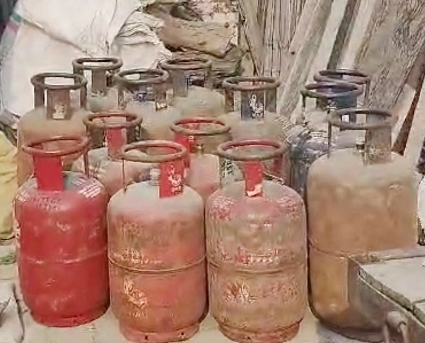 24 Snp-3     सोनीपत: कब्जे में लिए गए गैस सलेंडर
