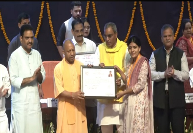मुखयमंत्री ने बांटे नियुक्ति पत्र मुखयमंत्री ने बांटे नियुक्ति पत्र