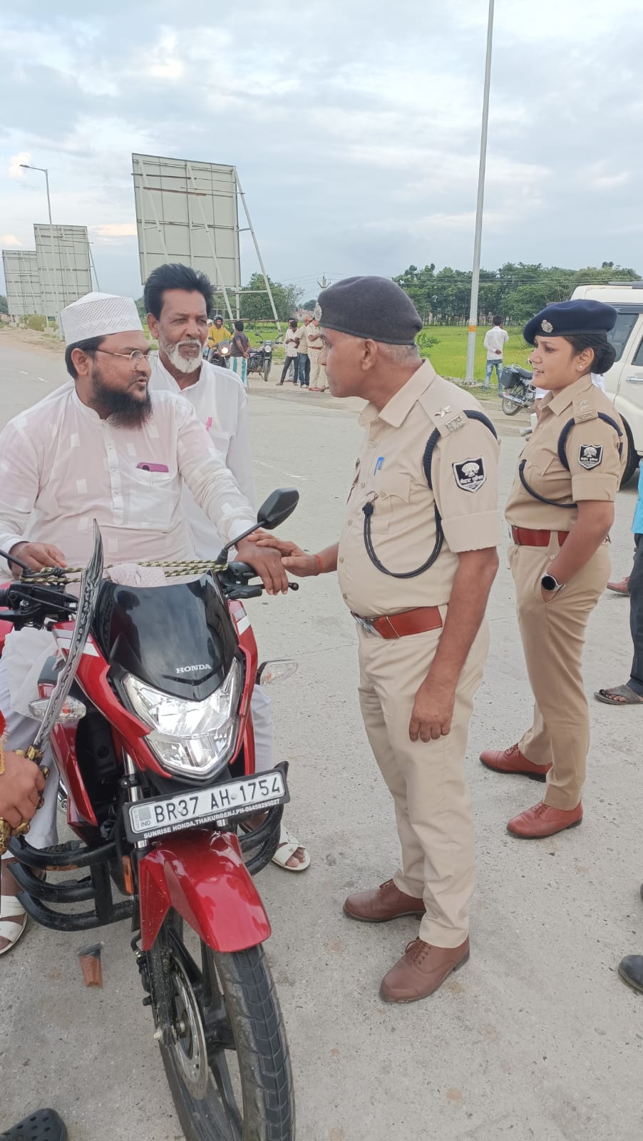 यातायात थाना के द्वारा ठाकुरगंज टोल प्लाजा में चलाया जागरूकता अभियान यातायात थाना के द्वारा ठाकुरगंज टोल प्लाजा में चलाया जागरूकता अभियान