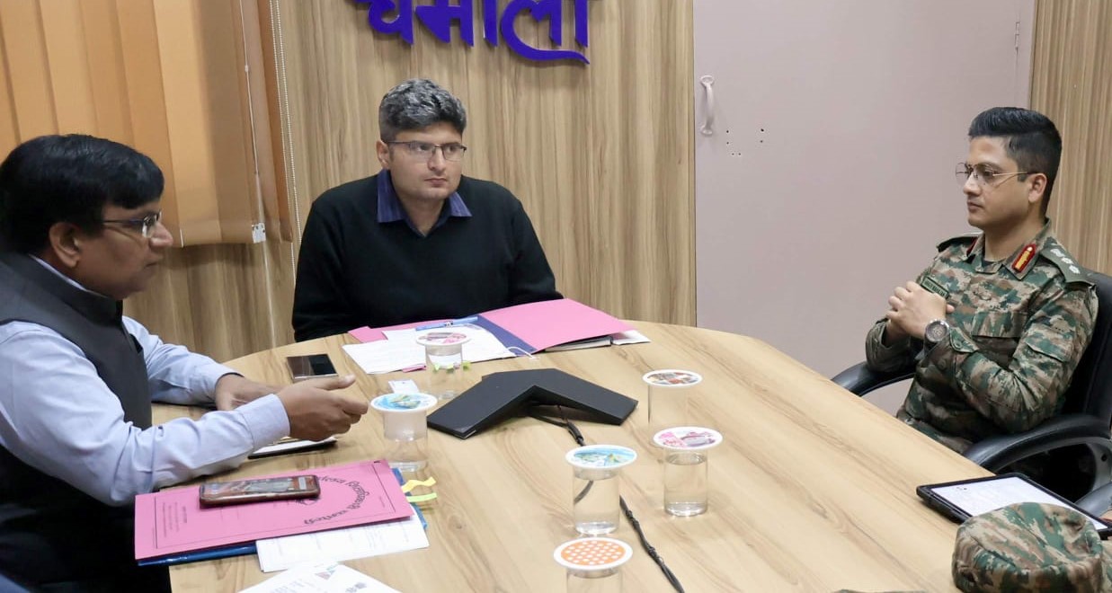 गोपेश्वर में बीआरओ की बैठक लेते हुए डीएम चमोली। गोपेश्वर में बीआरओ की बैठक लेते हुए डीएम चमोली।