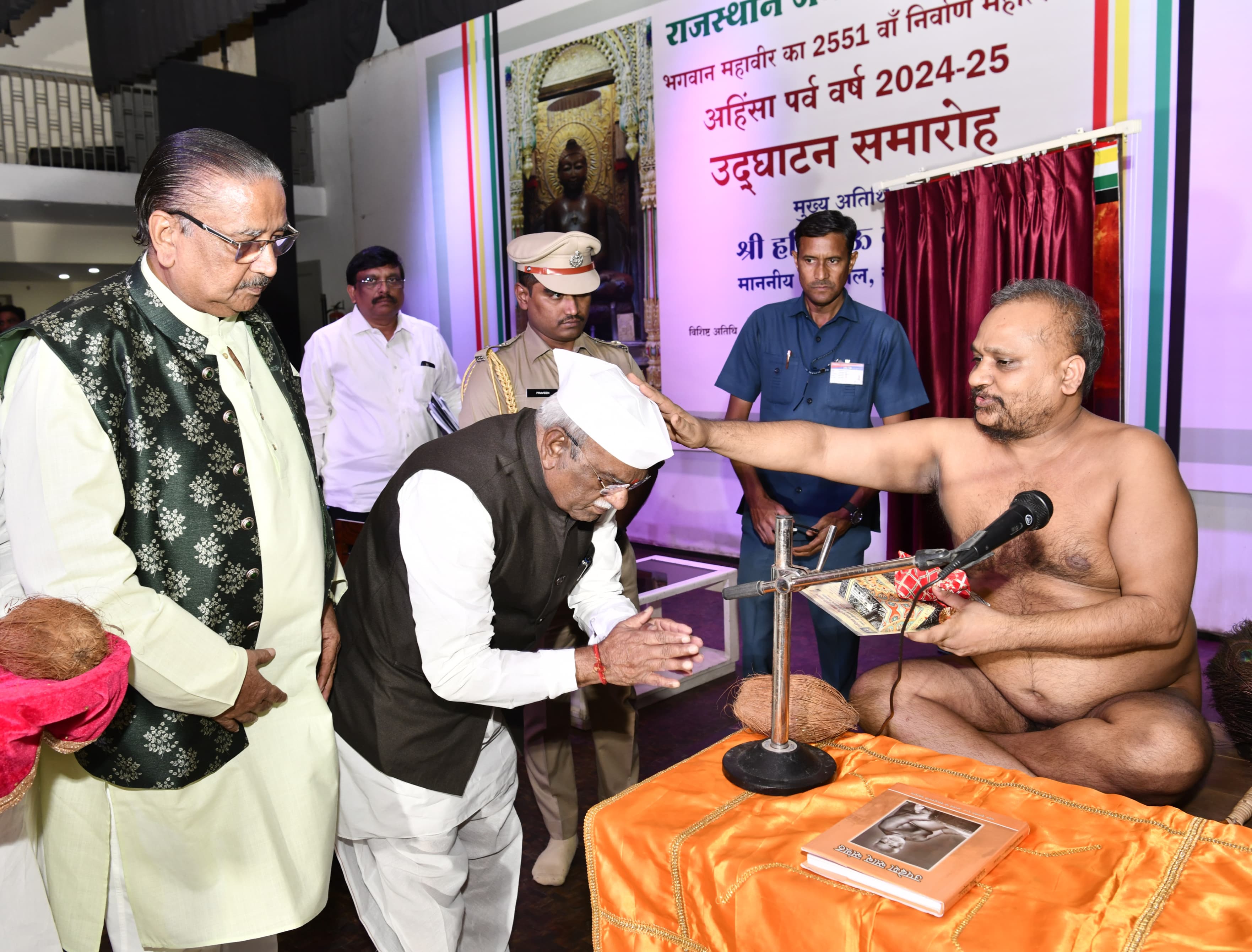 सभी भगवान महावीर के अहिंसा आदर्श को अपनाते हुए कार्य करे:राज्यपाल सभी भगवान महावीर के अहिंसा आदर्श को अपनाते हुए कार्य करे:राज्यपाल