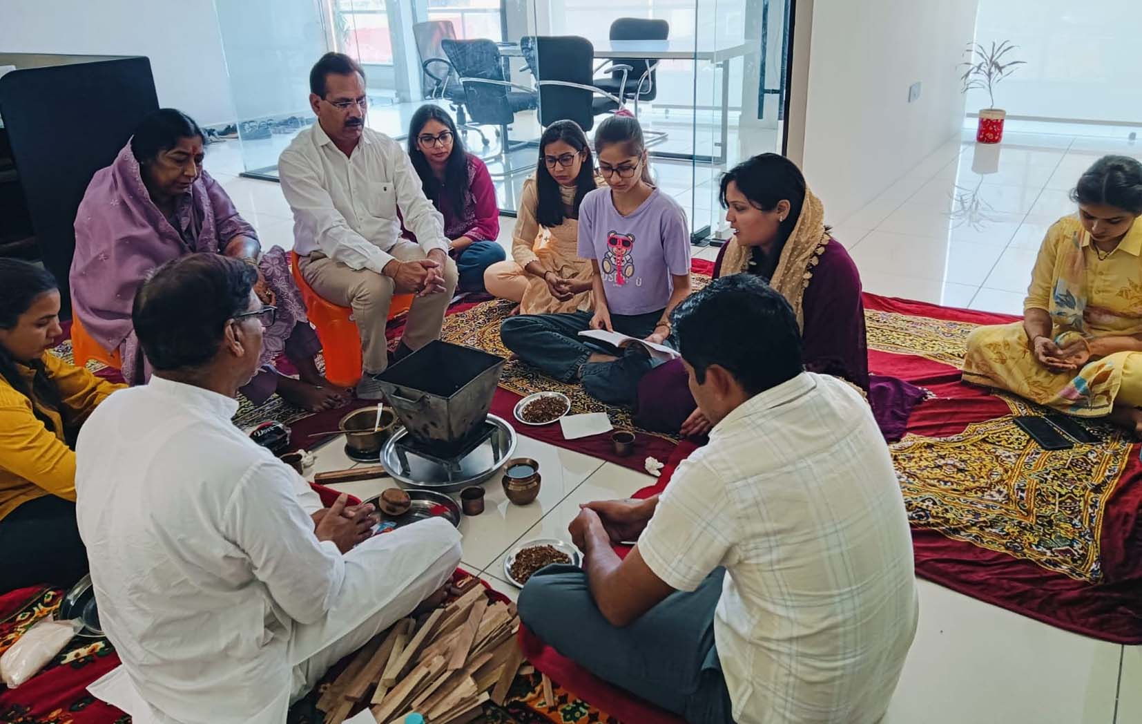 हवन करवाते सत्यपाल अग्रवाल व अन्य। हवन करवाते सत्यपाल अग्रवाल व अन्य।