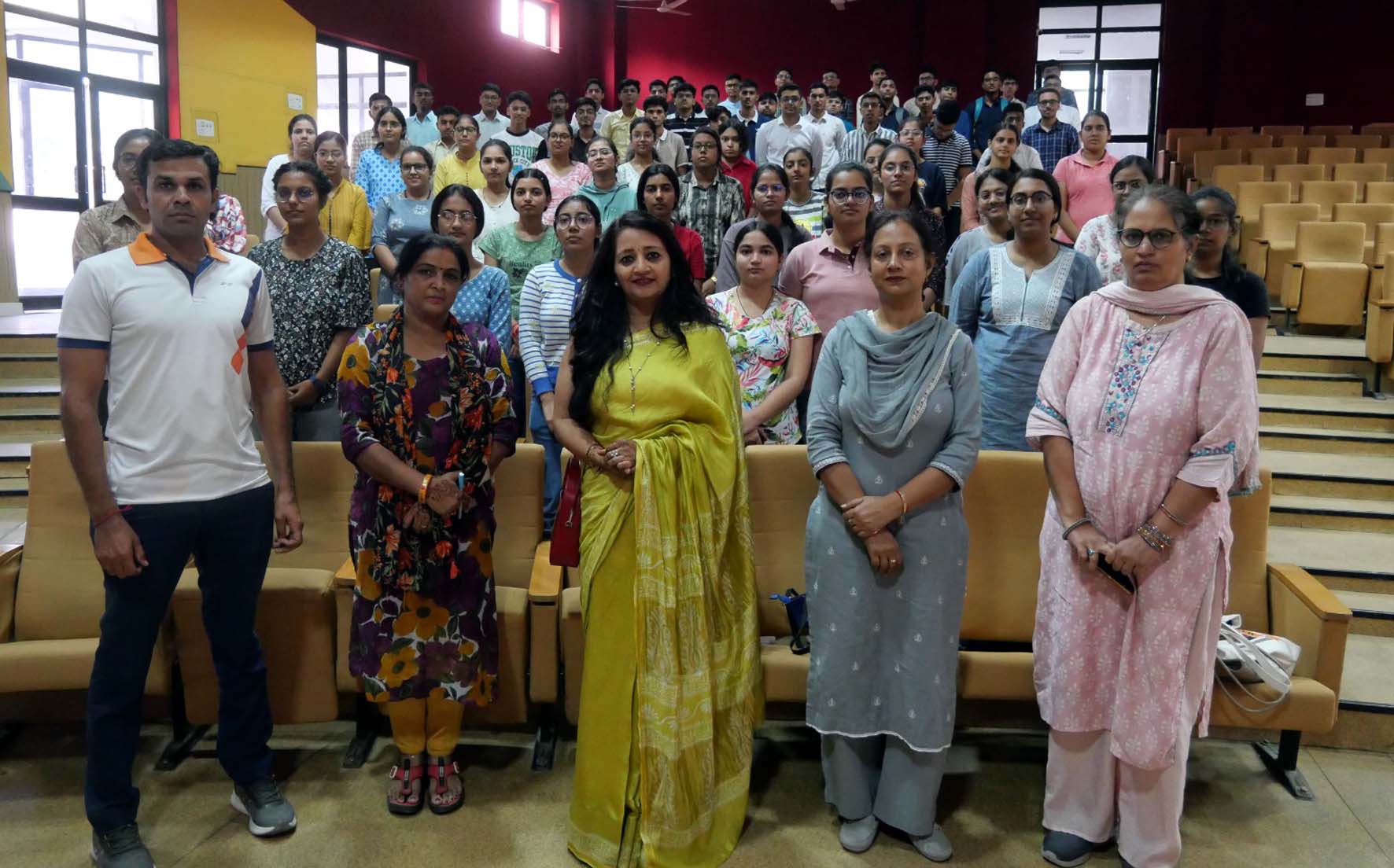 कार्यक्रम में उपस्थित डॉ. प्रज्ञा कौशिक एवं अन्य। कार्यक्रम में उपस्थित डॉ. प्रज्ञा कौशिक एवं अन्य।