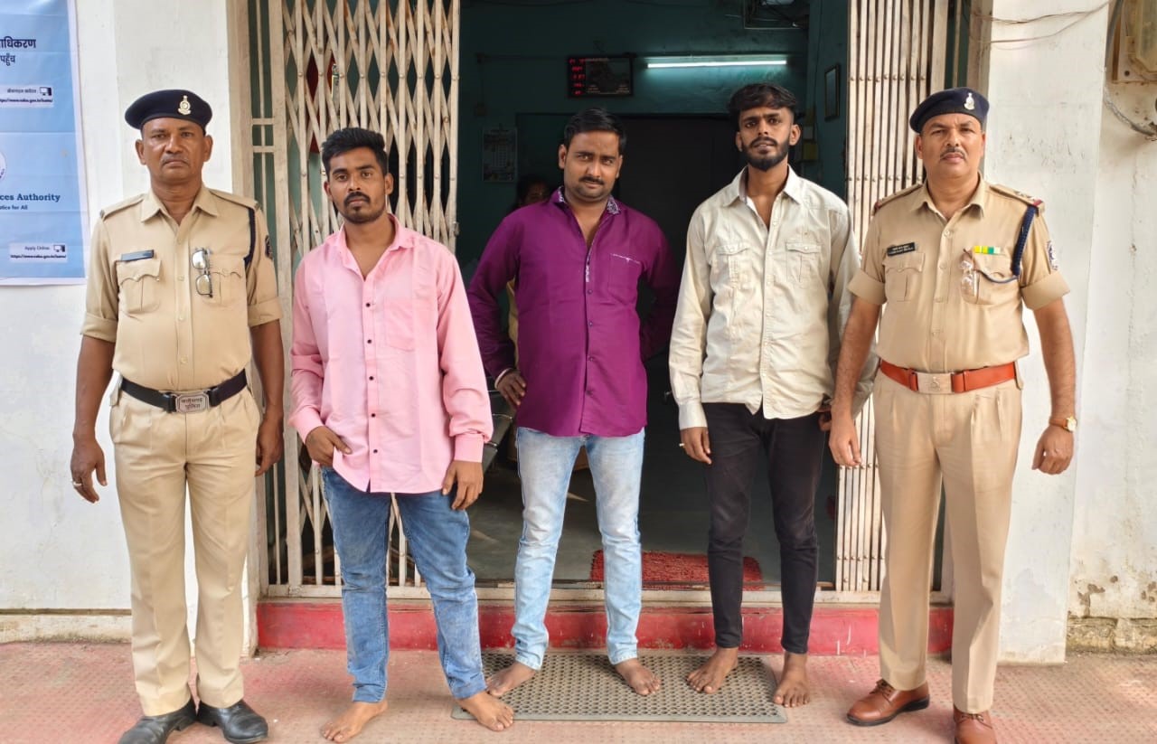 डाक्टर पर हमला करने वाला गिरफ्तार तीनों आरोपित थाना में। डाक्टर पर हमला करने वाला गिरफ्तार तीनों आरोपित थाना में।
