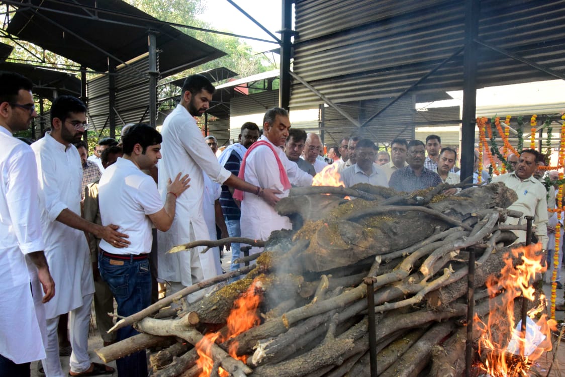 हिमाचल भाजपा के सह प्रभारी एवं राष्ट्रीय कार्यकारिणी सदस्य संजय टंडन अपनी माता काे मुखाग्नि देते हुए हिमाचल भाजपा के सह प्रभारी एवं राष्ट्रीय कार्यकारिणी सदस्य संजय टंडन अपनी माता काे मुखाग्नि देते हुए