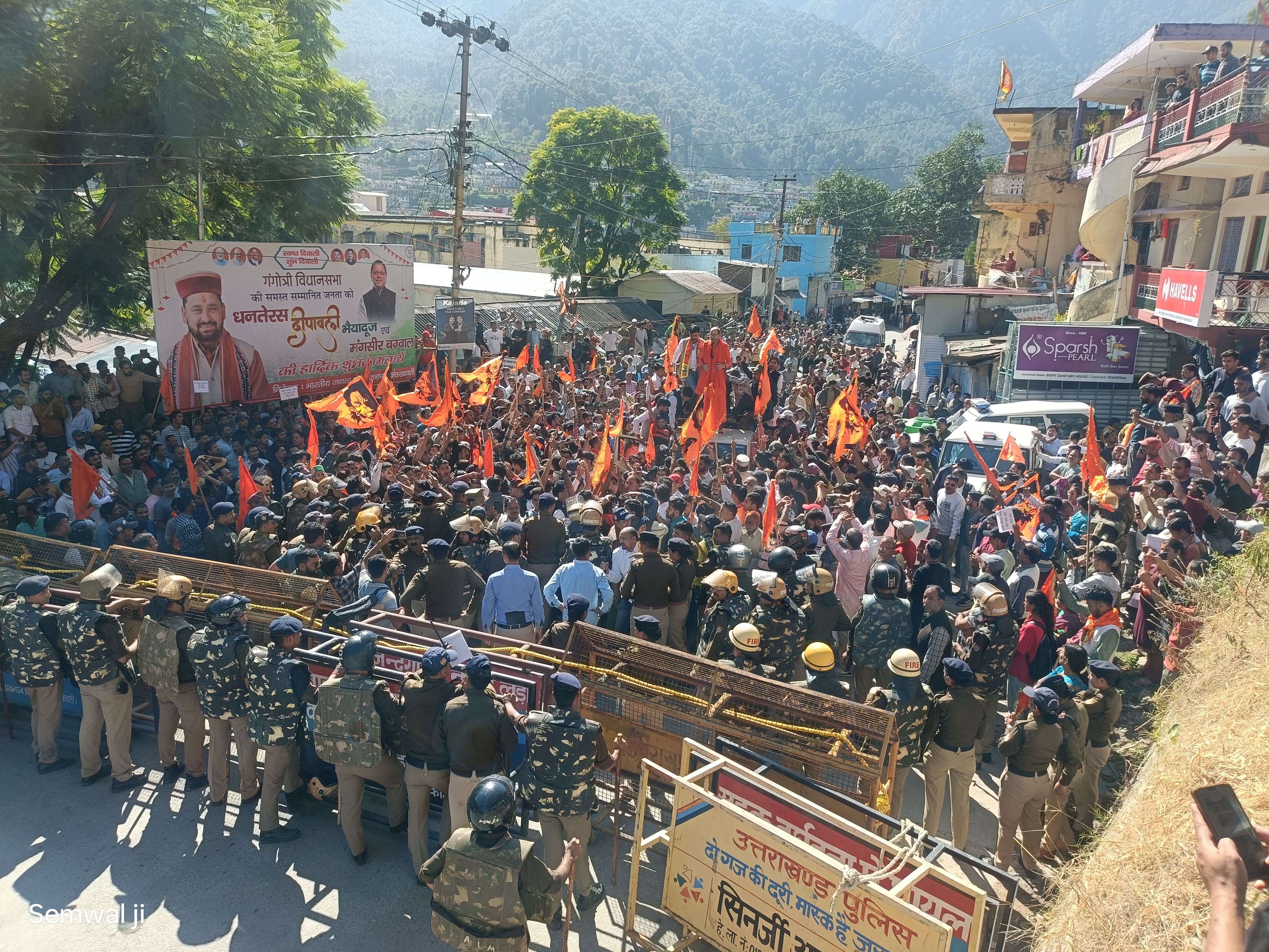 प्रर्दशन में घायलों को जिला अस्पताल में किया भर्ती।। प्रर्दशन में घायलों को जिला अस्पताल में किया भर्ती।।
