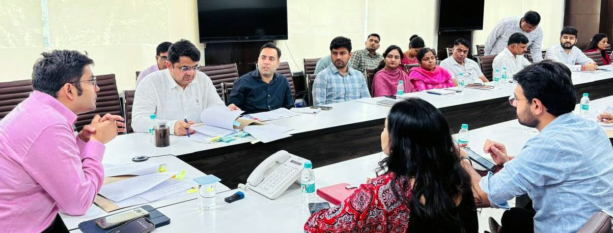 अतिरिक्त उपायुक्त डा. आनंद शर्मा अधिकारियों की बैठक लेते हुए अतिरिक्त उपायुक्त डा. आनंद शर्मा अधिकारियों की बैठक लेते हुए