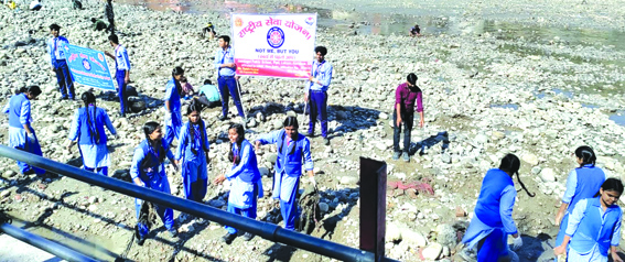 सफाई अभियान के दौरान सफाई अभियान के दौरान