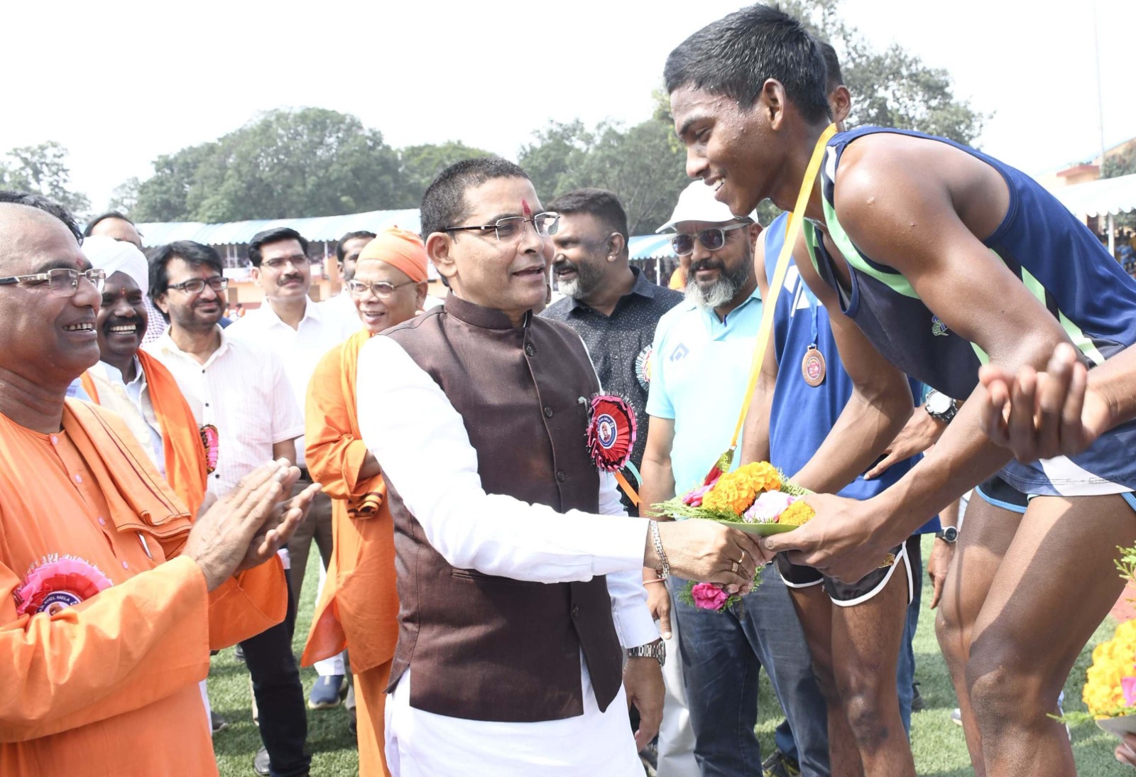 सेल द्वारा आयोजित खेल प्रतियोगिता का शुभारंभ करते मंत्री राजस्व मंत्री सेल द्वारा आयोजित खेल प्रतियोगिता का शुभारंभ करते मंत्री राजस्व मंत्री
