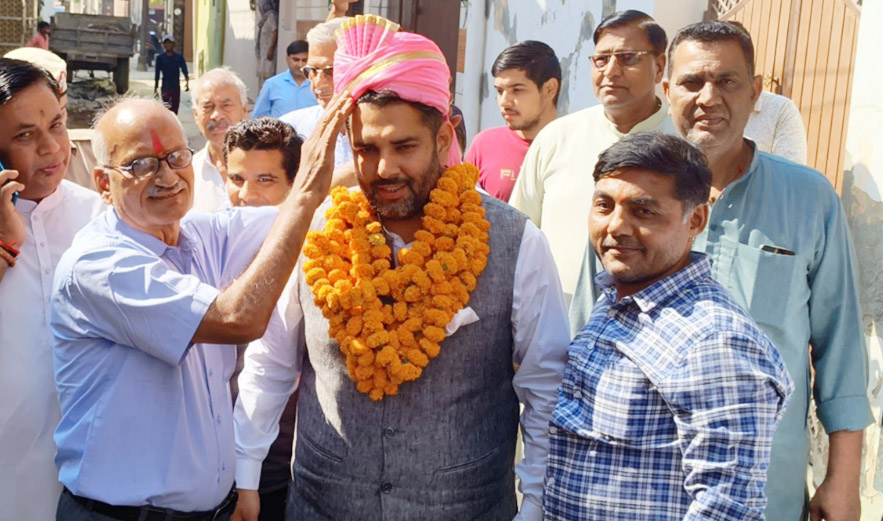 विधायक निखिल मदान का स्वागत करते हुए शहरवासी विधायक निखिल मदान का स्वागत करते हुए शहरवासी