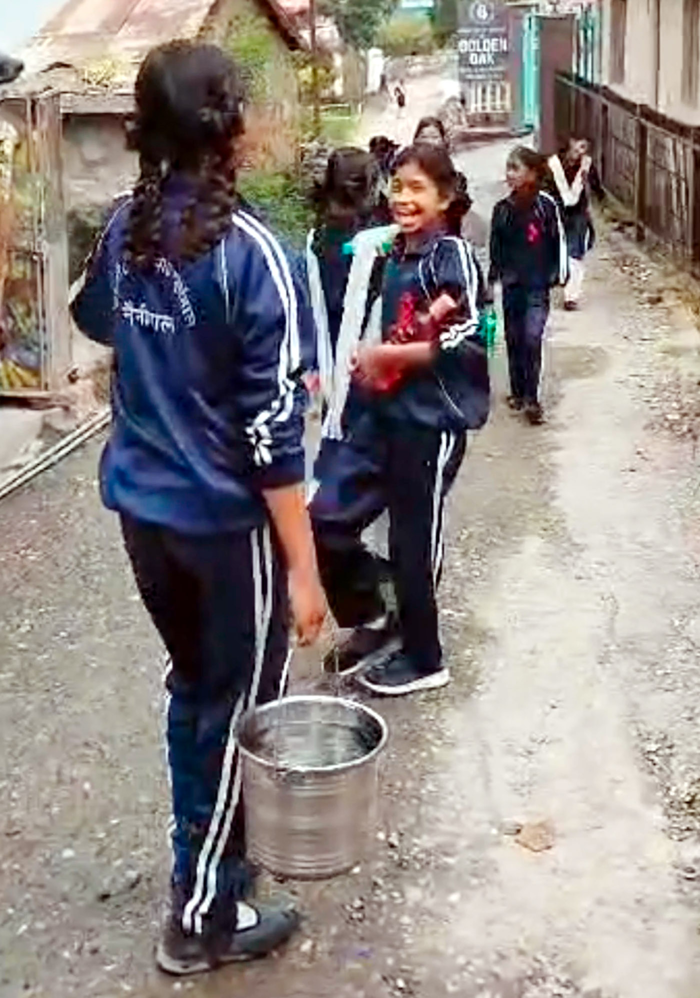पानी ढो रही बालिकाएं। पानी ढो रही बालिकाएं।