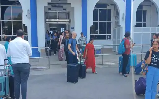 बम नहीं मिलने के बाद यात्रियों ने राहत की सांस ली और एयरपोर्ट के बाहर निकले। बम नहीं मिलने के बाद यात्रियों ने राहत की सांस ली और एयरपोर्ट के बाहर निकले।