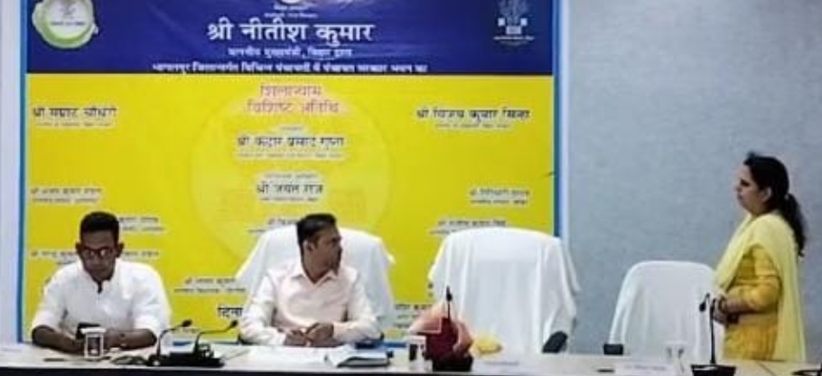 बैठक करते जिलाधिकारी बैठक करते जिलाधिकारी