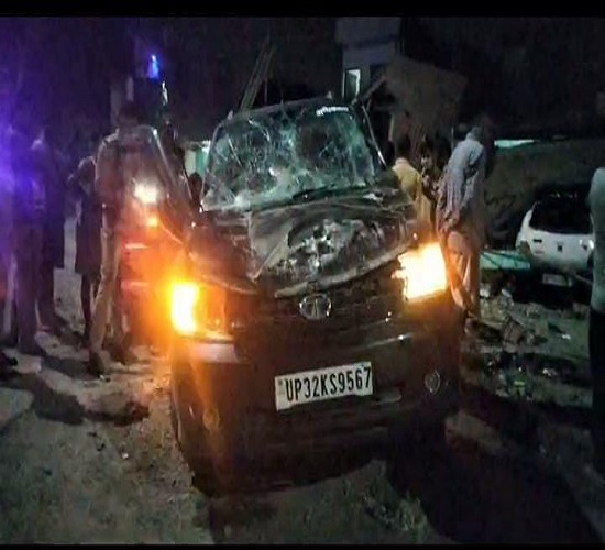 कानपुर: हैंड ब्रेक लगाने से अनियंत्रित होकर कार पलटी, एक युवक की मौत पांच घायल कानपुर: हैंड ब्रेक लगाने से अनियंत्रित होकर कार पलटी, एक युवक की मौत पांच घायल