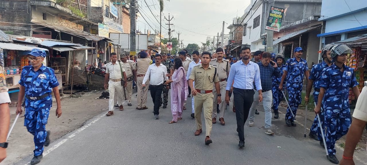 अररिया फोटो:फ्लैग मार्च करते डीएम एसपी समेत अन्य अधिकारी अररिया फोटो:फ्लैग मार्च करते डीएम एसपी समेत अन्य अधिकारी