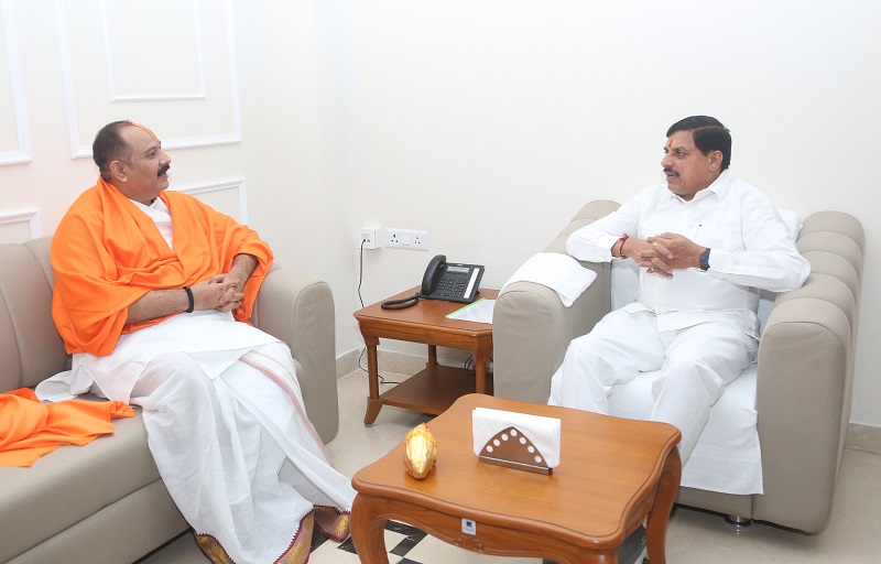 मप्रः मुख्यमंत्री डॉ. मोहन से मिले प्रसिद्ध कथावाचक पं. प्रदीप मिश्रा मप्रः मुख्यमंत्री डॉ. मोहन से मिले प्रसिद्ध कथावाचक पं. प्रदीप मिश्रा