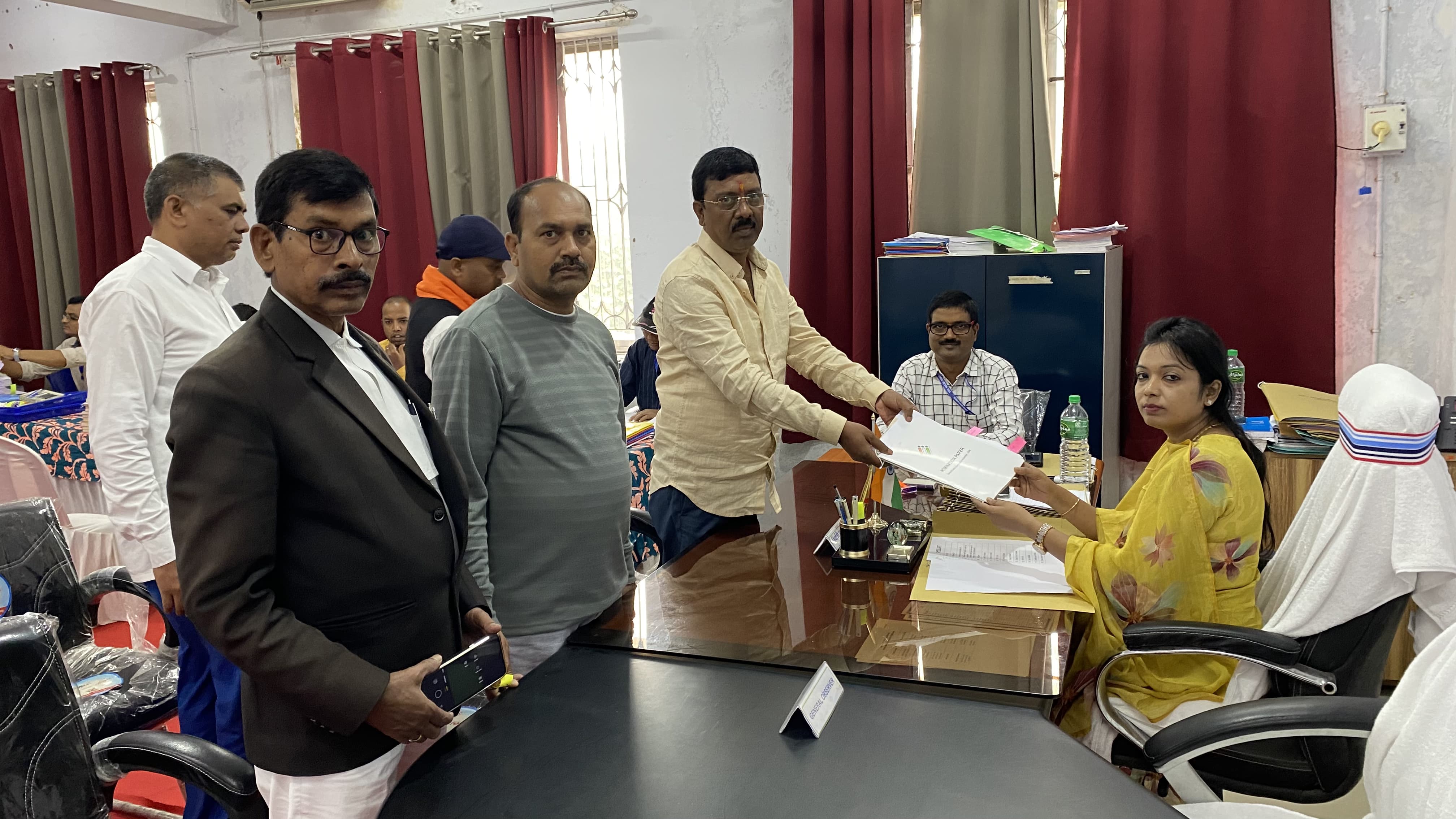 नामांकन दाखिल करते रोशन लाल चौधरी नामांकन दाखिल करते रोशन लाल चौधरी
