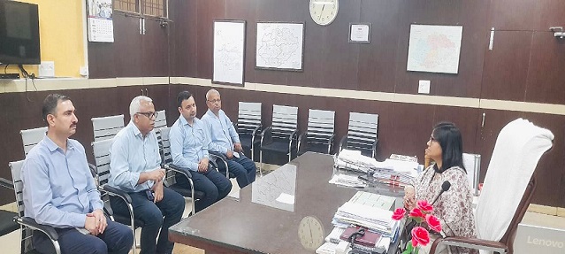 जेबी मंघाराम फैक्ट्री प्रबंधन से जुड़े अधिकारियों की कलेक्टर रुचिका चौहान से मुलाकात जेबी मंघाराम फैक्ट्री प्रबंधन से जुड़े अधिकारियों की कलेक्टर रुचिका चौहान से मुलाकात