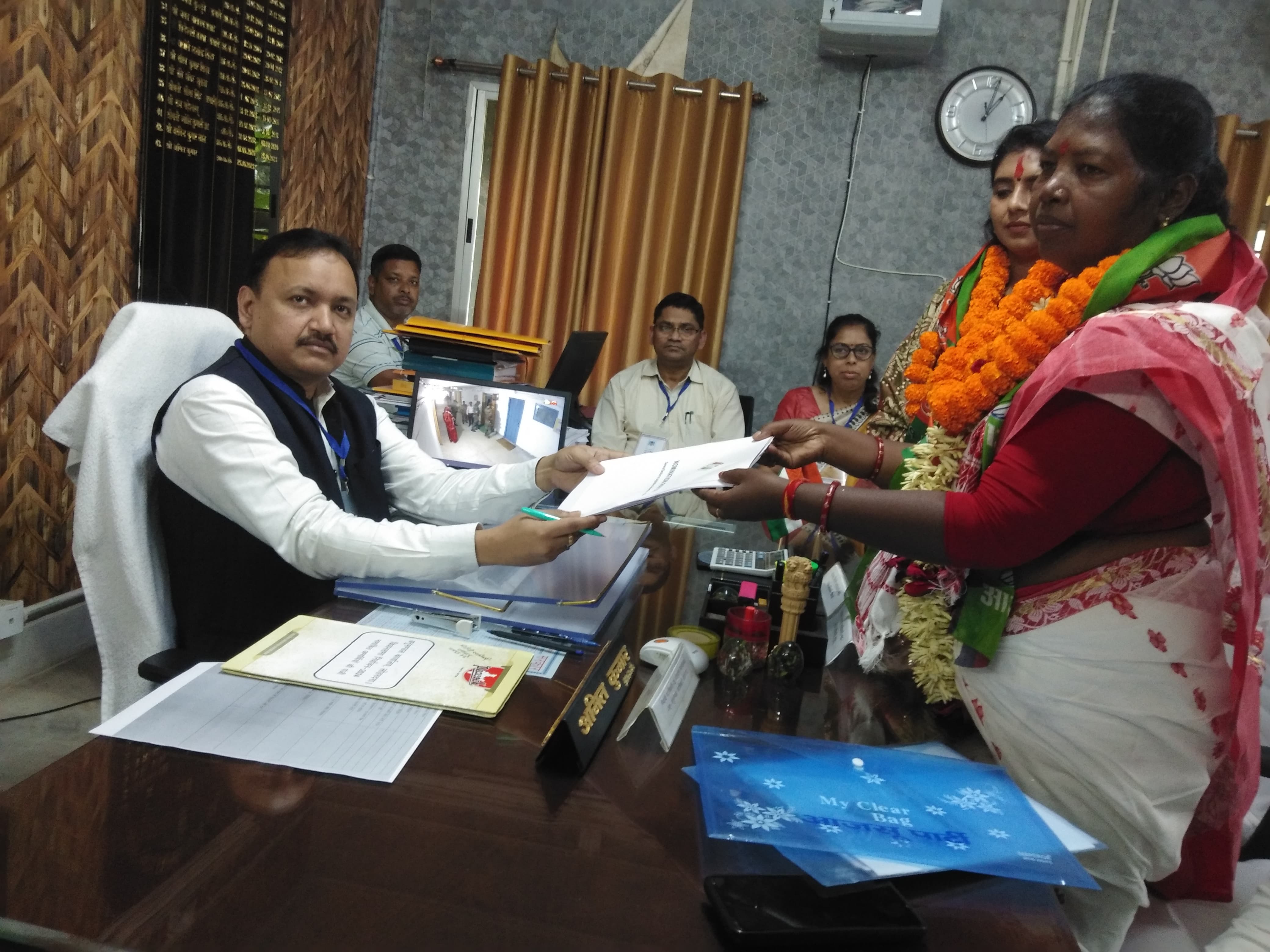 नामांकन दाखिल करती निरुशांती भगत नामांकन दाखिल करती निरुशांती भगत