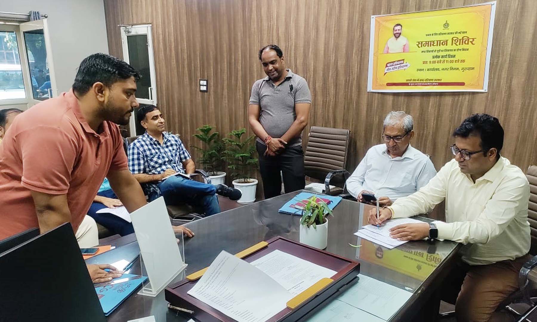 फोटो नंबर-03: गुरुग्राम में समाधान शिविर के तीसरे दिन शिकायतें सुनते अधिकारी। फोटो नंबर-03: गुरुग्राम में समाधान शिविर के तीसरे दिन शिकायतें सुनते अधिकारी।