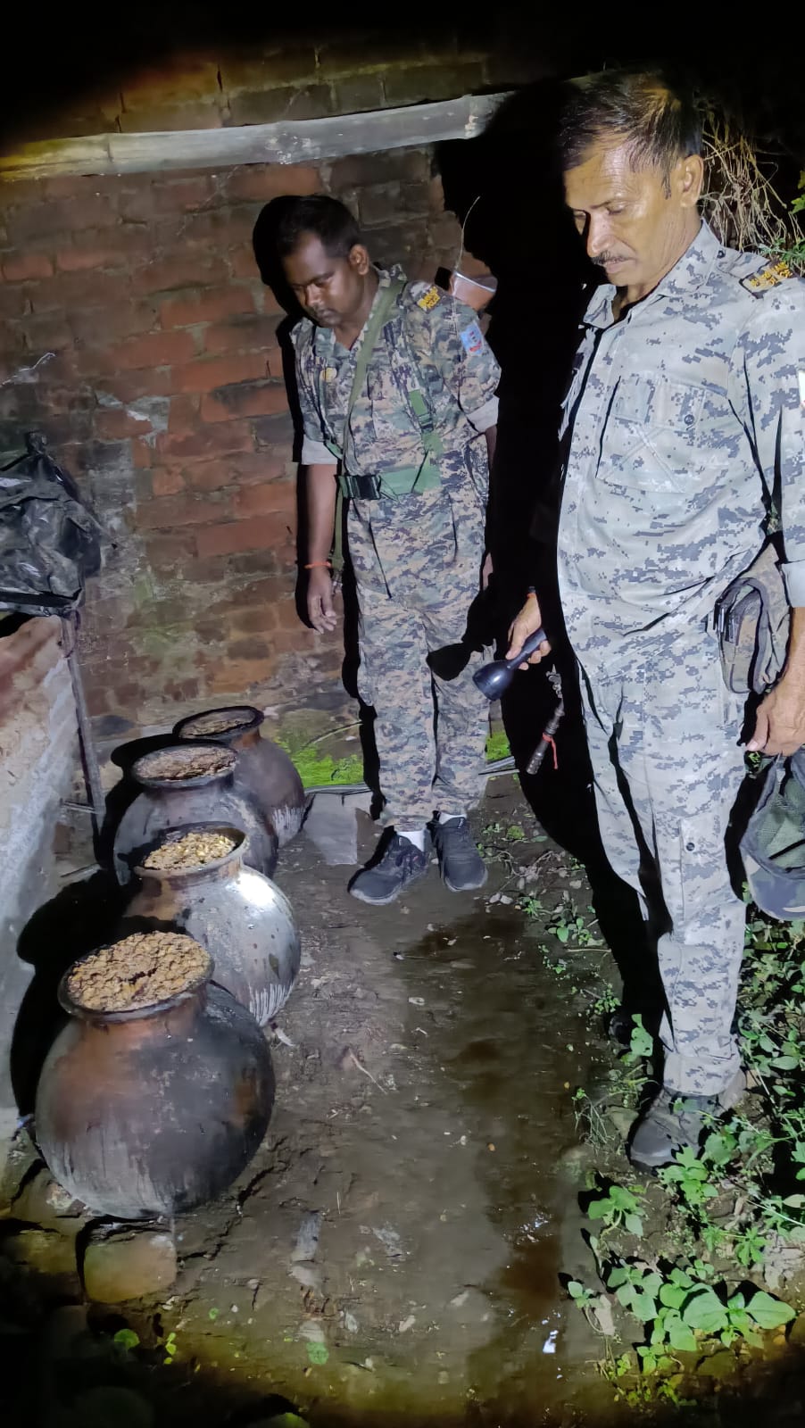 छापामारी करती पुलिस छापामारी करती पुलिस