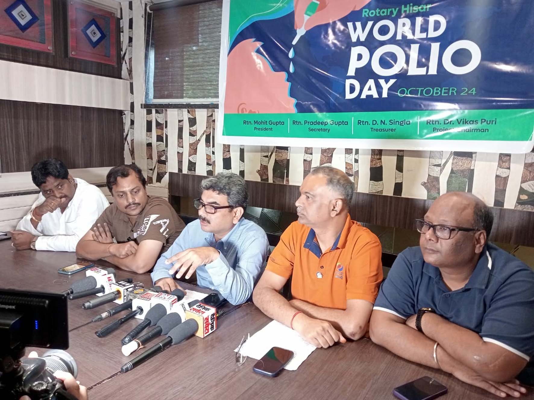 पत्रकारों से बातचीत करते रोटरी क्लब के पदाधिकारी। पत्रकारों से बातचीत करते रोटरी क्लब के पदाधिकारी।